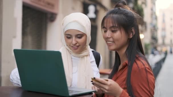 Wieloetniczne Młode Kobiety Korzystające Karty Kredytowej Podczas Zakupów Online Laptopem — Wideo stockowe