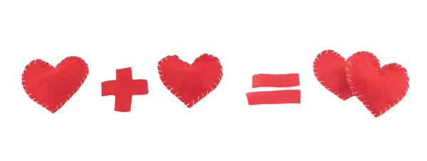 Corações de tecido Dia dos Namorados artesanal em um fundo branco — Fotografia de Stock