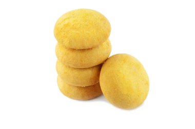 pilas de galletas sobre fondo blanco