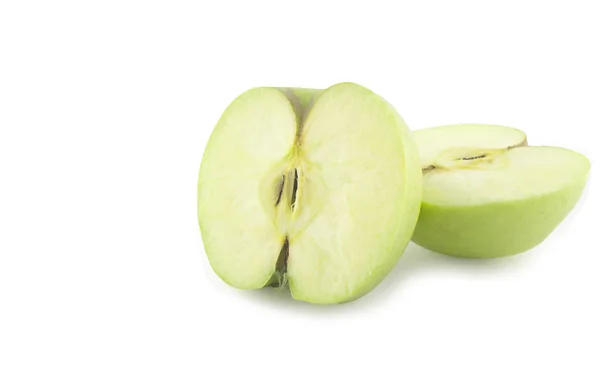 Dvě poloviny zelené jablko izolovaných na bílém pozadí — Stock fotografie