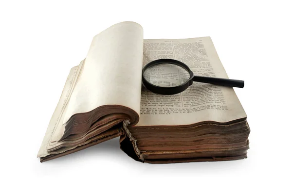 Древняя открытая русская библия с лупой, изолированной на белом — стоковое фото