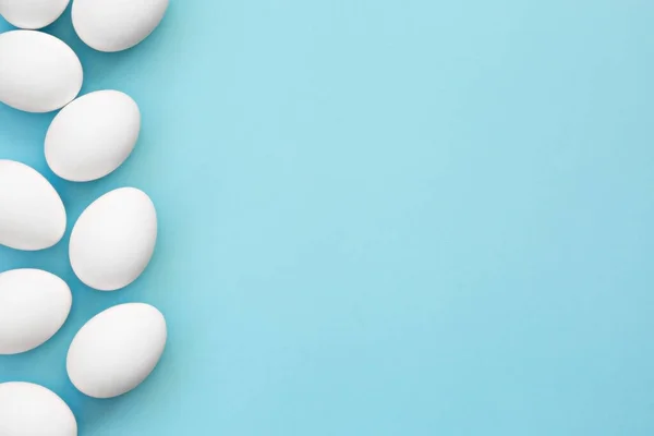 Mavi arka plana karşı yumurta beyazı, mesaj için fotokopi alanı olan bir Paskalya kartı. Mutlu Paskalyalar. Tatil için hazırlık. Desen, omlet pişirme.