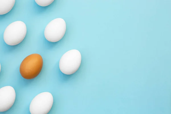 Mavi arka plana karşı yumurta beyazı, mesaj için fotokopi alanı olan bir Paskalya kartı. Mutlu Paskalyalar. Tatil için hazırlık. Desen, omlet pişirme.