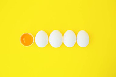 Sarı arka plana karşı yumurta beyazı, mesaj için fotokopi alanı olan bir Paskalya kartı. Mutlu Paskalyalar. Tatil için hazırlık. Desen, omlet pişirme.