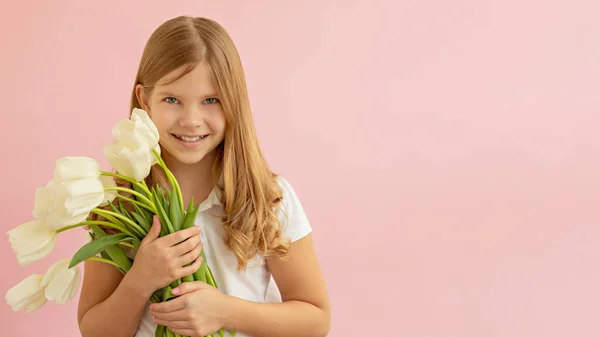 幸福と休日の概念 閉じるポートレートの美しいです笑顔女の子保持A花束の白いチューリップ彼女の手でピンクの背景 — ストック写真