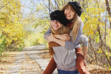 forest park içinde iki oynayan kız