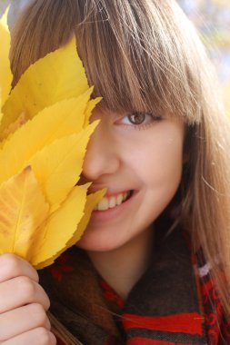 bitki örtüsü ile güzel genç kız portresi