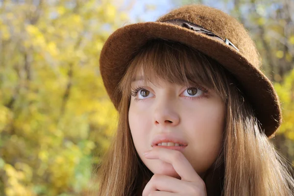 秋天公园里漂亮的年轻女子 — 图库照片