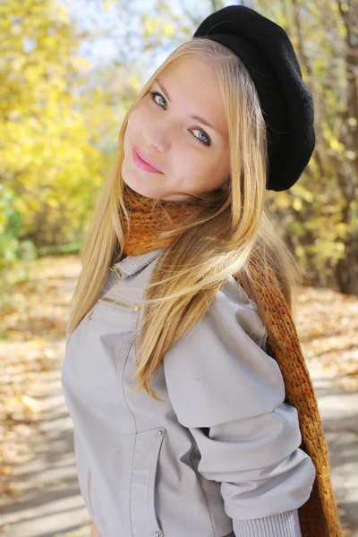 Giovane bionda giovanissima ragazza standing in un parco — Foto Stock