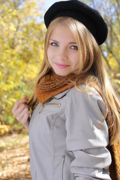 Young teen girl portraited in the park — Stock Photo, Image