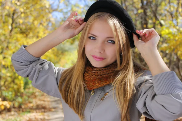 Giovane ragazza con cappello nel parco autunnale — Foto Stock