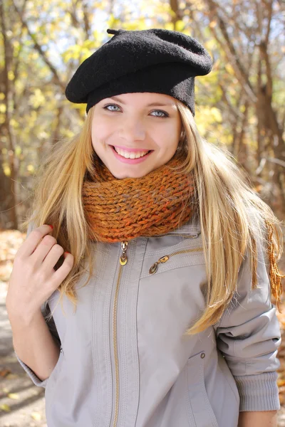 Young teen girl in the park — Stock Photo, Image