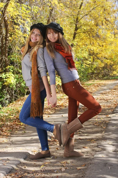 2 chicas se están divirtiendo en el parque — Foto de Stock