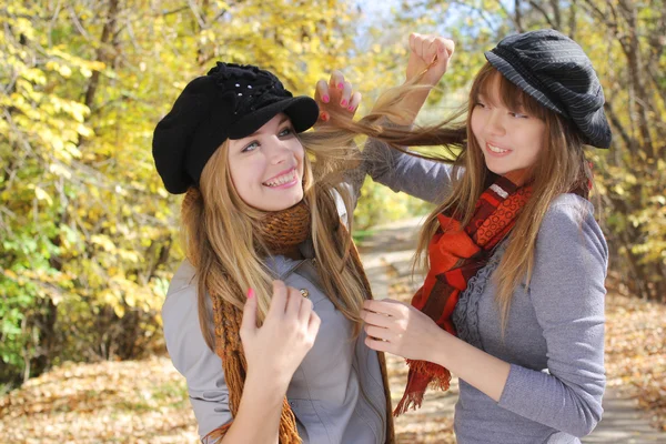 Dos chicas jugando en el parque forestal — Foto de Stock