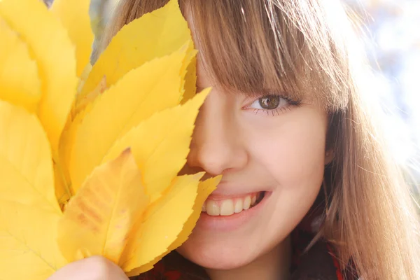 Portrait of nice smiling girl in autumn — Stock Photo, Image