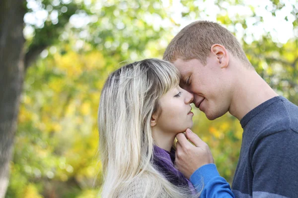 Jong paar in liefde kijken naar elkaar — Stockfoto