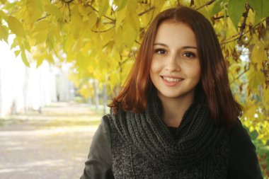 siyah eşarp sonbahar Park ile esmer kadın.