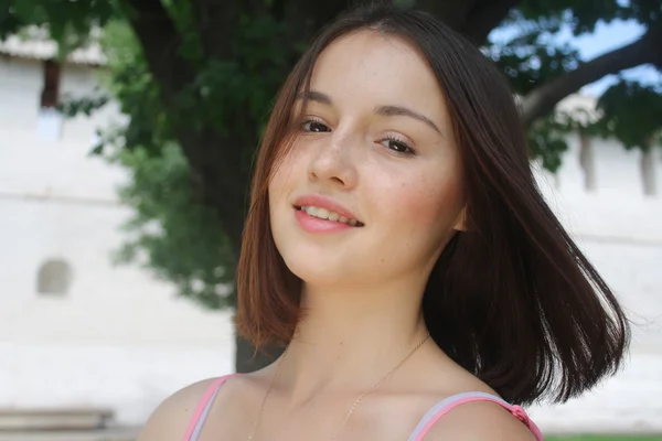 Schönes Gesicht der jungen Frau im Park — Stockfoto
