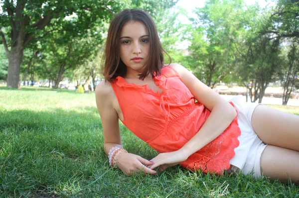 Triste jeune femme reposant dans l'herbe — Photo