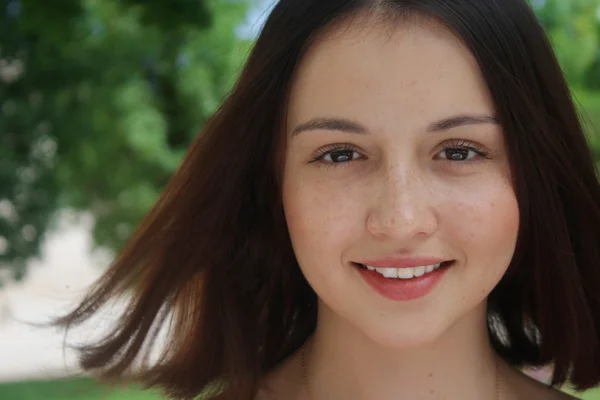 Retrato de una joven morena — Foto de Stock