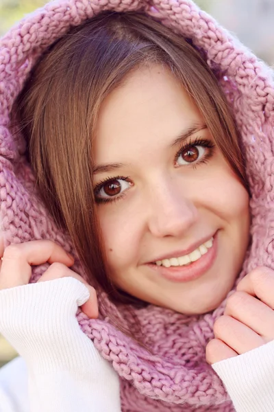 Портативна молода жінка з шарфом в холодну зиму — стокове фото