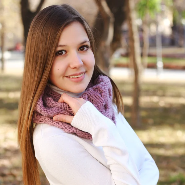 Retrato de una hermosa chica de cerca — Foto de Stock