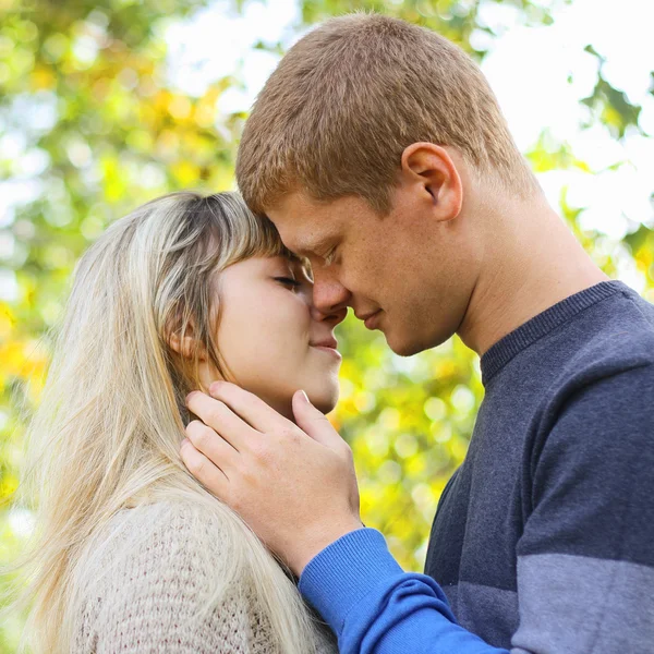 Jovem casal apaixonado ao ar livre — Fotografia de Stock