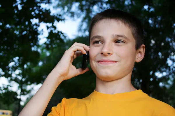 屋外の携帯電話で話している青年実業家 — ストック写真