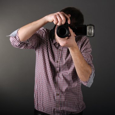 fotoğrafçı ile fotoğraf makinesi