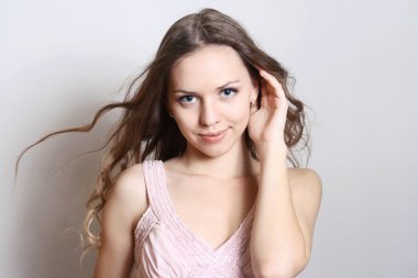 güzel nazik genç sarışın kadın temiz yüzü ile