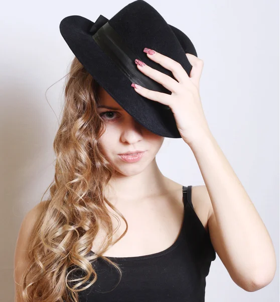 Modelo jovem bonita em chapéu fundo branco — Fotografia de Stock