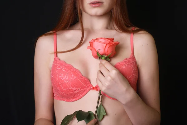 Belle femme avec soutien-gorge corail et rose.black fond — Photo