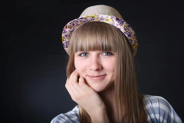 Cute gadis pirang remaja dengan mata biru tersenyum di topi studio — Stok Foto