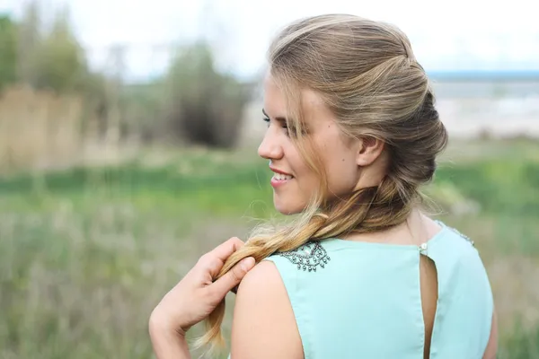 Printemps portrait souriant jeune fille de profil avec les cheveux en tresse — Photo