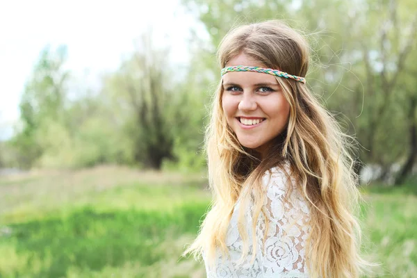 Feliz sonriente mujer primer plano en estilo hippie al aire libre primavera — Foto de Stock