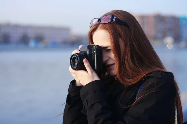 Krásná rusovláska dívka fotografoval v staré kamery venkovní — Stock fotografie