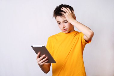 şok ve hüzünlü bir genç adam genç kızla dijital tablet studio