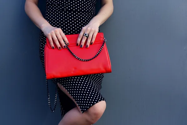 Moda mujer joven con estilo con embrague rojo en la mano — Foto de Stock