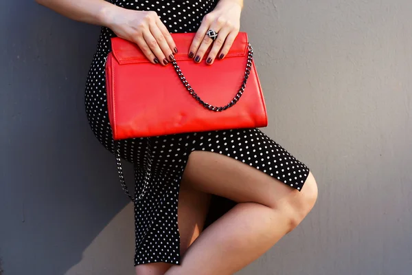 Мода сексуальна жінка позує в облягаючій сукні червона шкіряна кладка — стокове фото