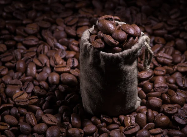 Granos de café en una bolsa —  Fotos de Stock