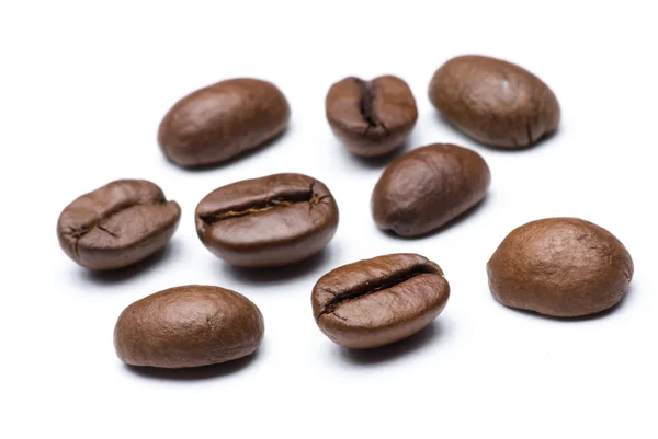 Beyaz arkaplanda kahve çekirdekleri — Stok fotoğraf