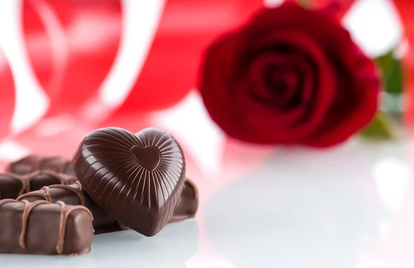 Сердце, шоколад и цветы — стоковое фото