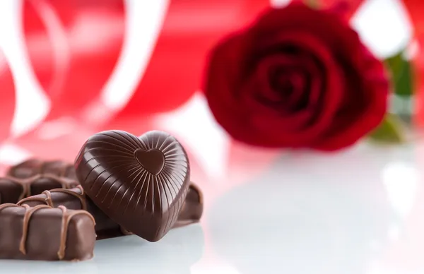 Coeur, chocolats et fleurs — Photo