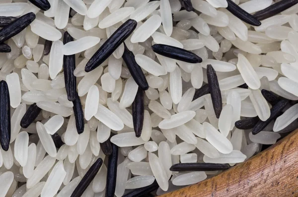 Сырой рис в миске — стоковое фото