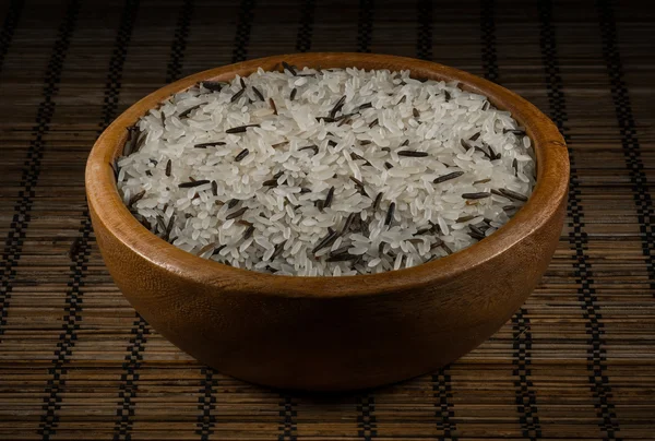 Ryż surowy w misce — Zdjęcie stockowe