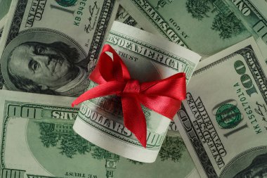Kırmızı yay ile dolar