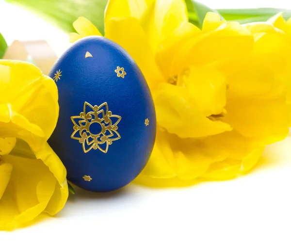 Ovos de Páscoa com tulipas amarelas — Fotografia de Stock