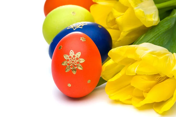 Великодні яйця з жовтими тюльпанами — стокове фото