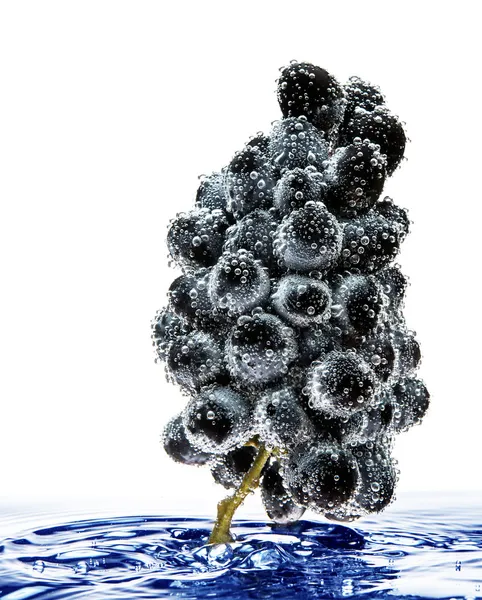 Hrozen plovoucí ve vodě se vzduchové bubliny — Stock fotografie