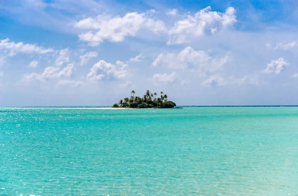 Insel im Ozean — Stockfoto